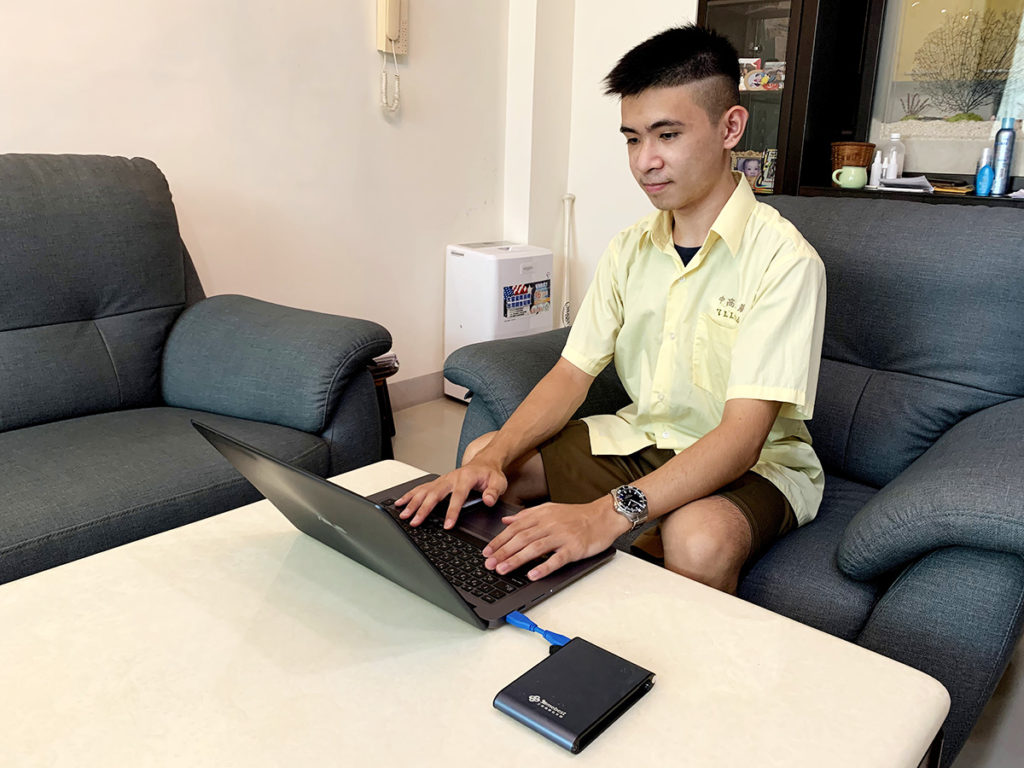 林煒宸善用「升學王」數位學習工具,觀看名師教學加強觀念,藉百萬題庫練習多元題型,增進應考實力。(三貝德/攝影提供)