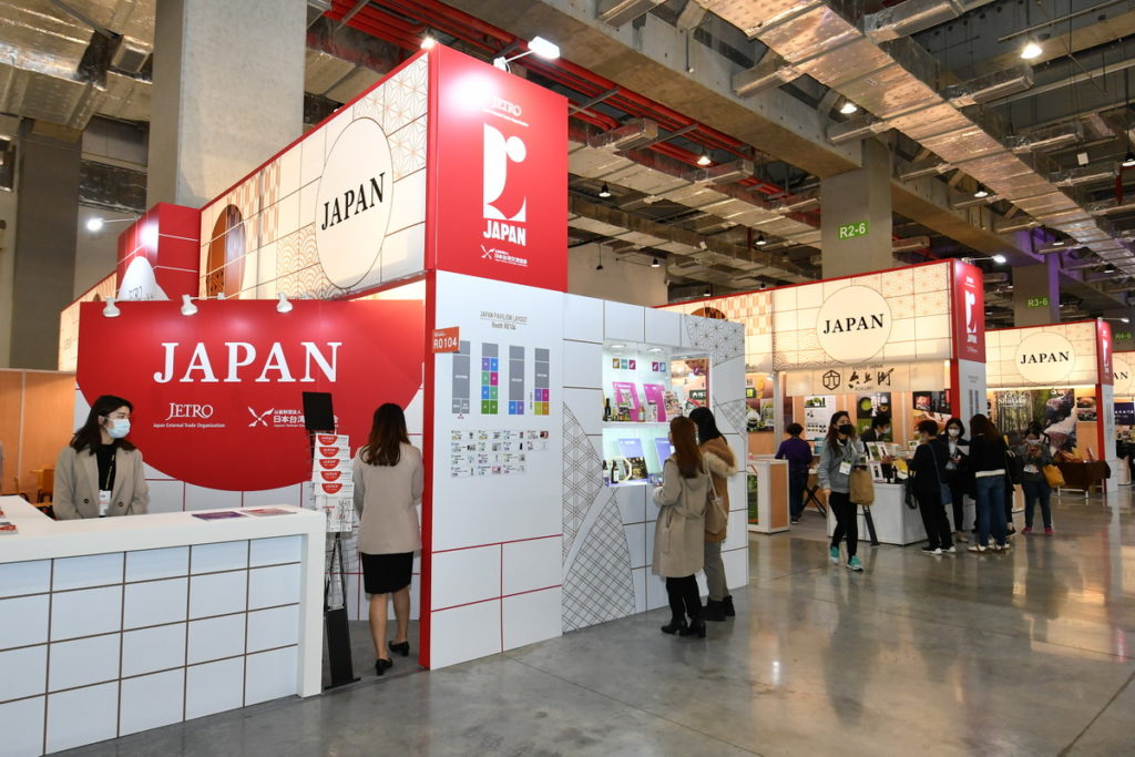 日本貿易振興機構(JETRO)於2021年台北國際食品展籌組日本館，以濃厚日式風格展出日本各地精選的茶、酒、稻米以及海鮮等物產。
