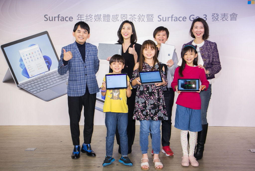 微軟Surface Go 3 今日正式登台,左起為主持人黃子佼、台灣微軟 Surface 事業群副總經理周文英、拍拍圈科技董事長/共同創辦人廖家欣、台灣微軟公關副總經理陳宜珈