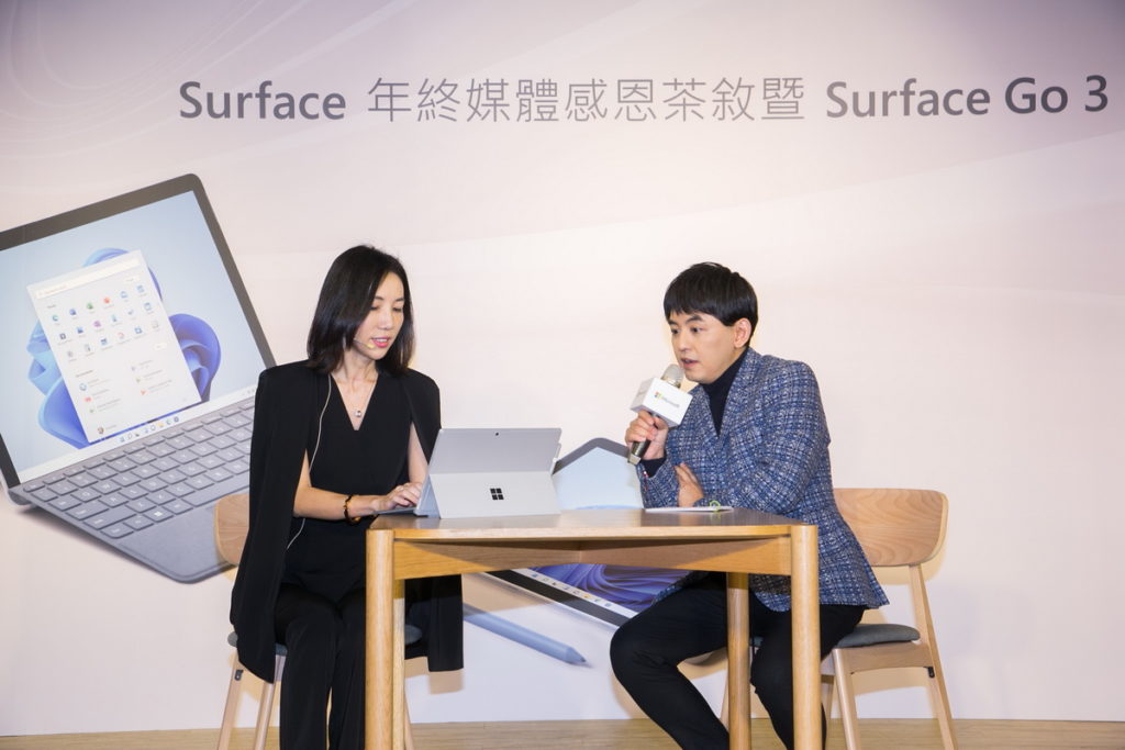 拍拍圈科技董事長/共同創辦人廖家欣現場展示現代工作者運用Surface Pro商務版實現混合辦公