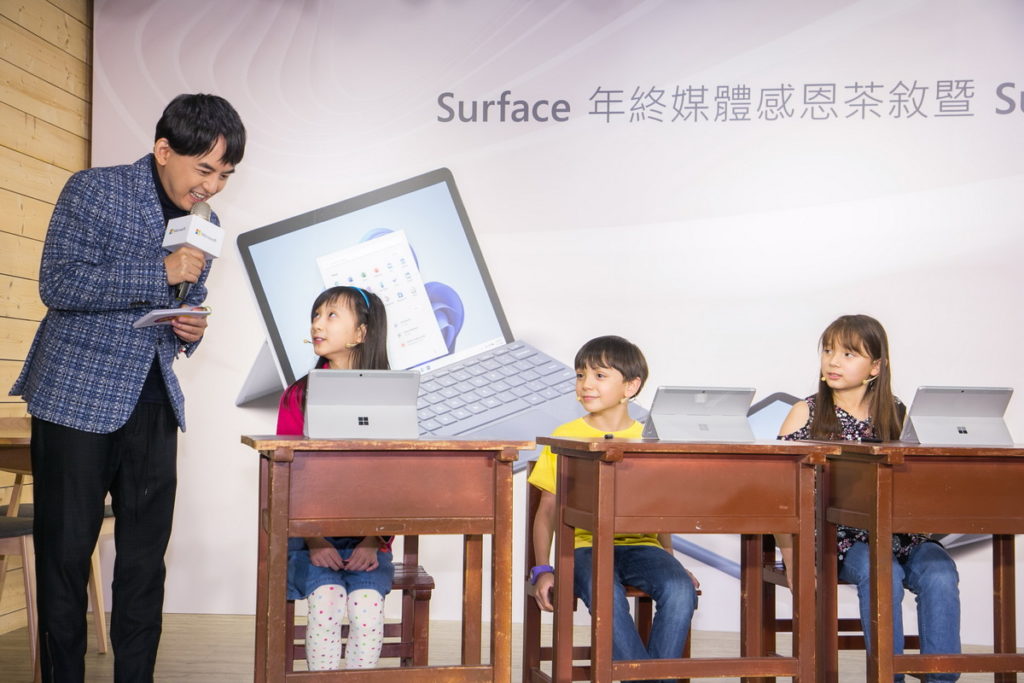 主持人黃子佼與小朋友現場示範Surface Go 3繪畫、朗讀、算數等學生使用情境