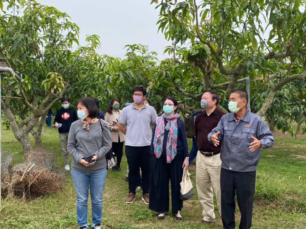 農場負責人吳參貴﹝右1﹞說明運用生物菌將廚餘轉化成肥料之循環經濟方式