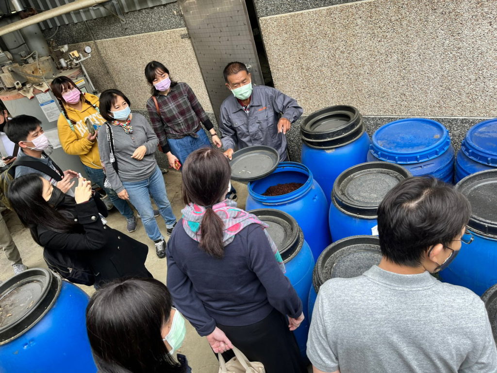 團隊參訪農場生物菌培養桶與有機肥料儲存區