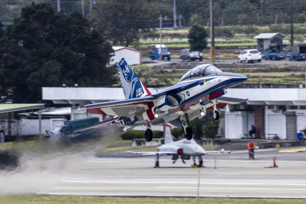 【有影】漢翔董座飛交第二架勇鷹量產機 低飛衝場狂讚國機國造 84 IMG 6210 e1640154819167
