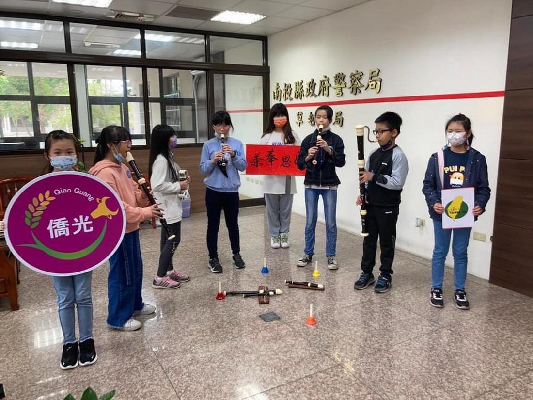 南投縣僑光國小師生至草屯分局感謝員警防疫付出