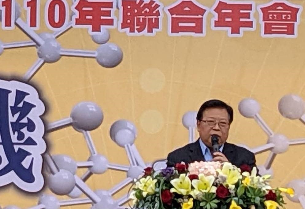 可能是 1 人、站立和顯示的文字是「 0年聯合年會 C2r3 = 」的圖像