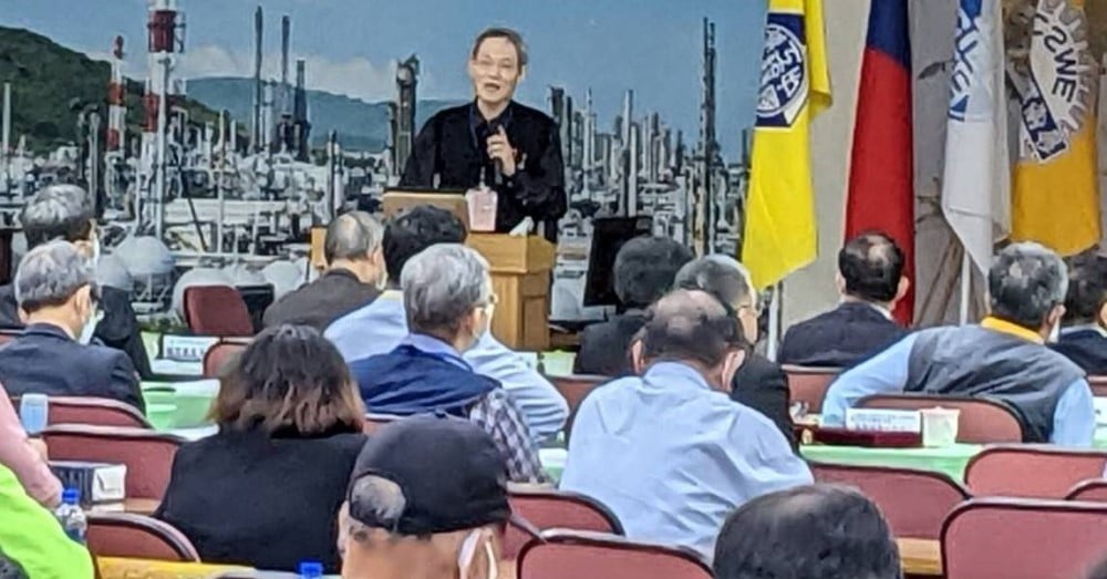可能是 7 個人和大家坐著的圖像