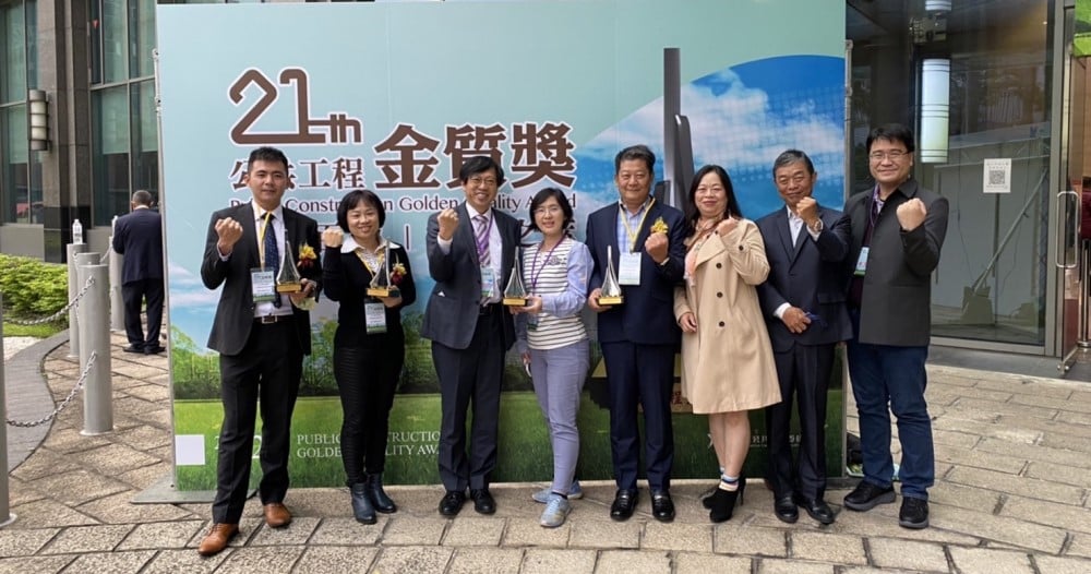 可能是 9 個人和大家站著的圖像