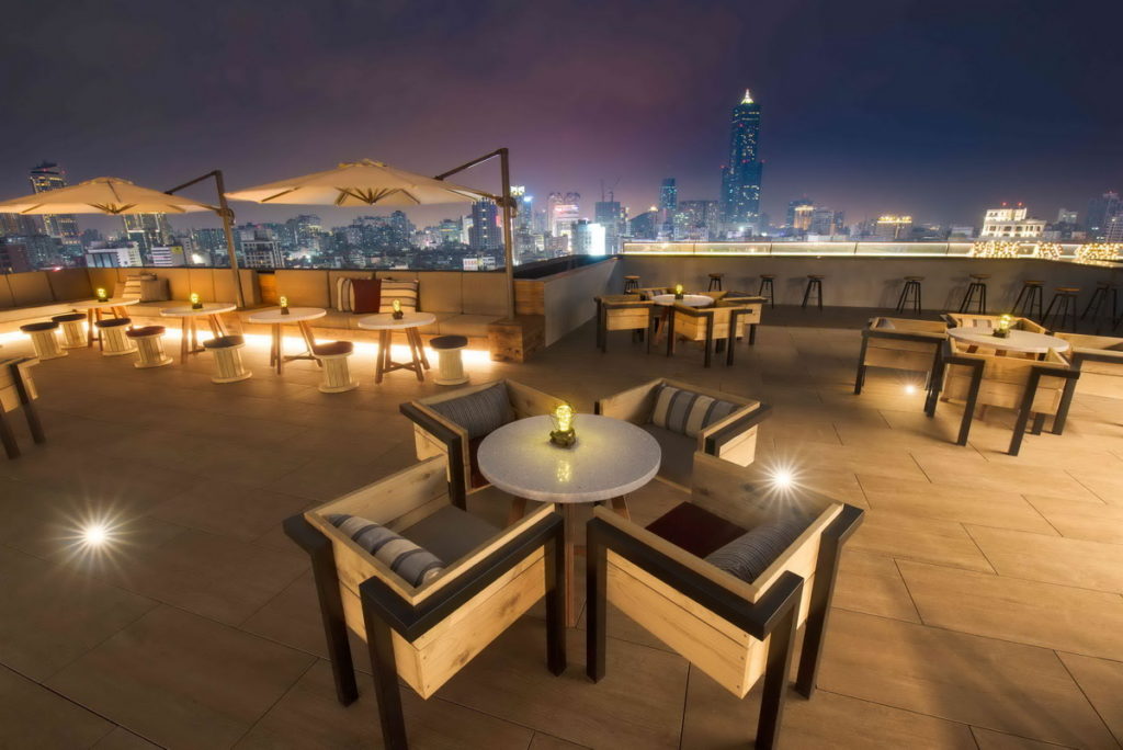 登上「高雄中央公園英迪格酒店」頂樓高空酒吧，港都夜景一覽無遺，還能享用耶誕限定飲品。(圖片由Booking.com提供)