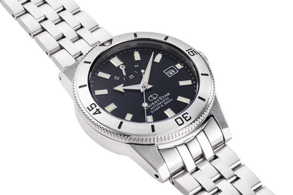 Orient Star Diver 1964潛水錶RE-AU0501B,以3D長方形時標搭配箭頭形指針,大方演繹簡約俐落的視感,鋸齒錶圈將整體質感「錶」現得淋漓盡致。