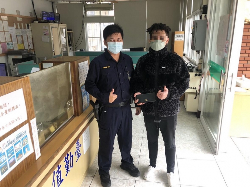 皮夾遺落荒找尋 警積極協助歸原主