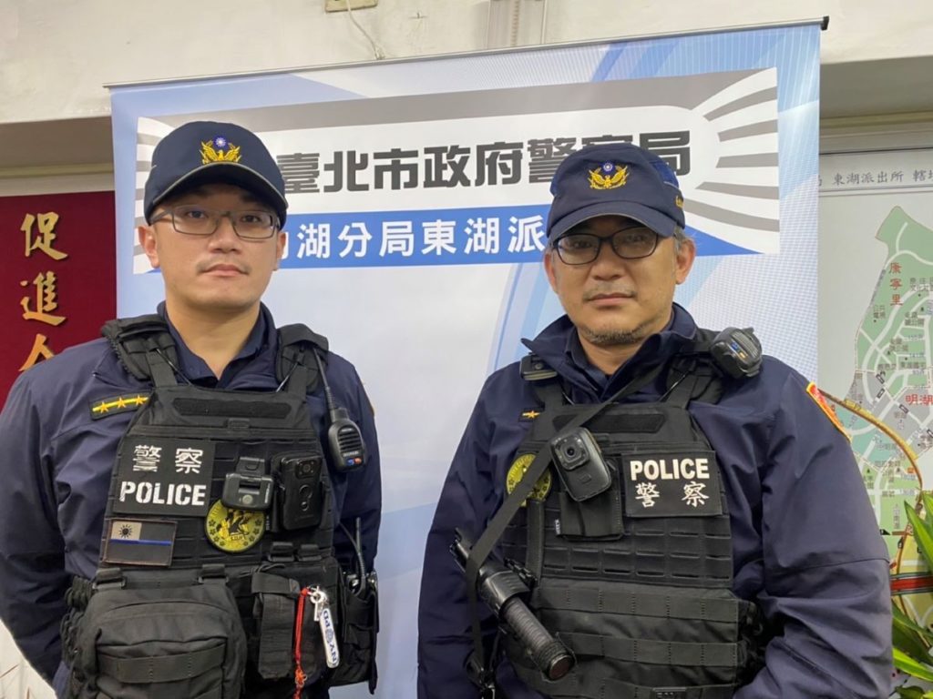 東湖派出所警員楊勝閔(左)、張毅恒(右)