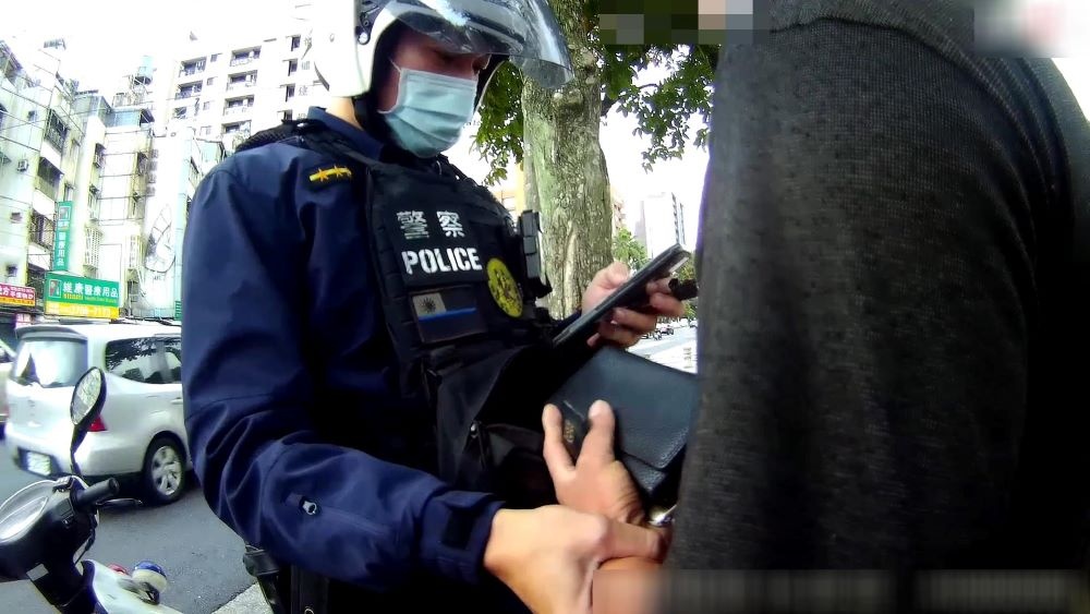 員警以警用電腦查詢比對身分