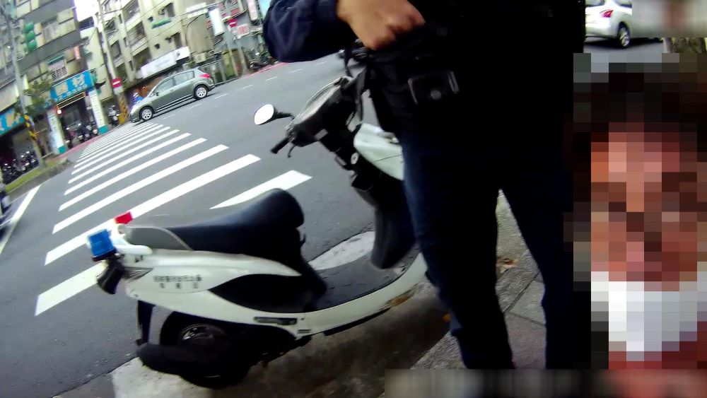 員警當場查獲通緝犯嫌