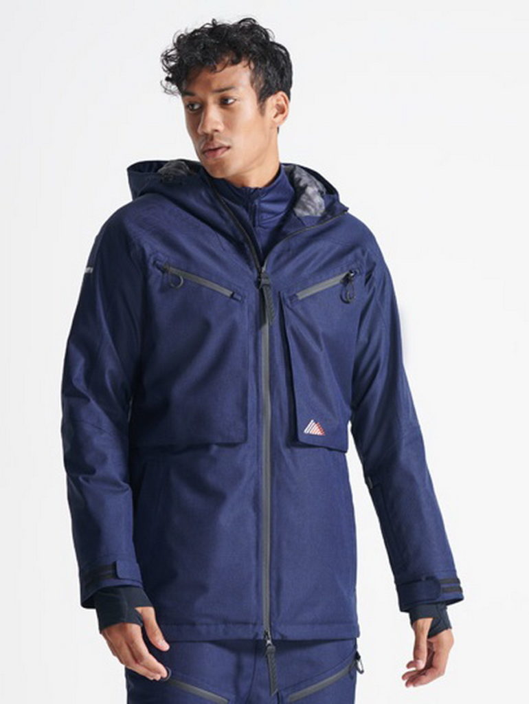 SUPERDRY雪衣外套系列擁有專業雪衣的機能性與功能設計細節。