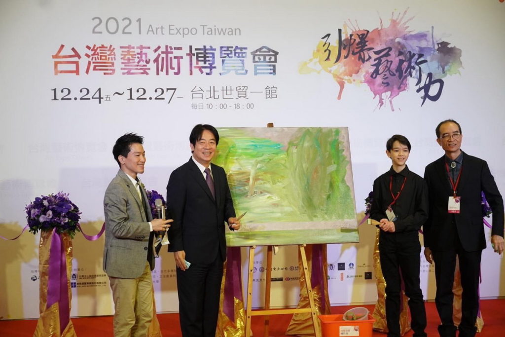 副總統賴清德(左2)24日在台北世貿一館出席2021台灣藝術博覽會開幕典禮,現場一同作畫,完成後將放置於會場展示義賣