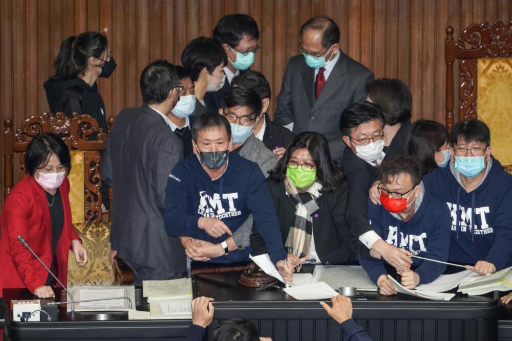 逕付二讀上癮?綠再為一人修地制法一字 在野3黨舉牌群起反對 96 268797253 459846845644835 4917015282978684612 n e1640328310499