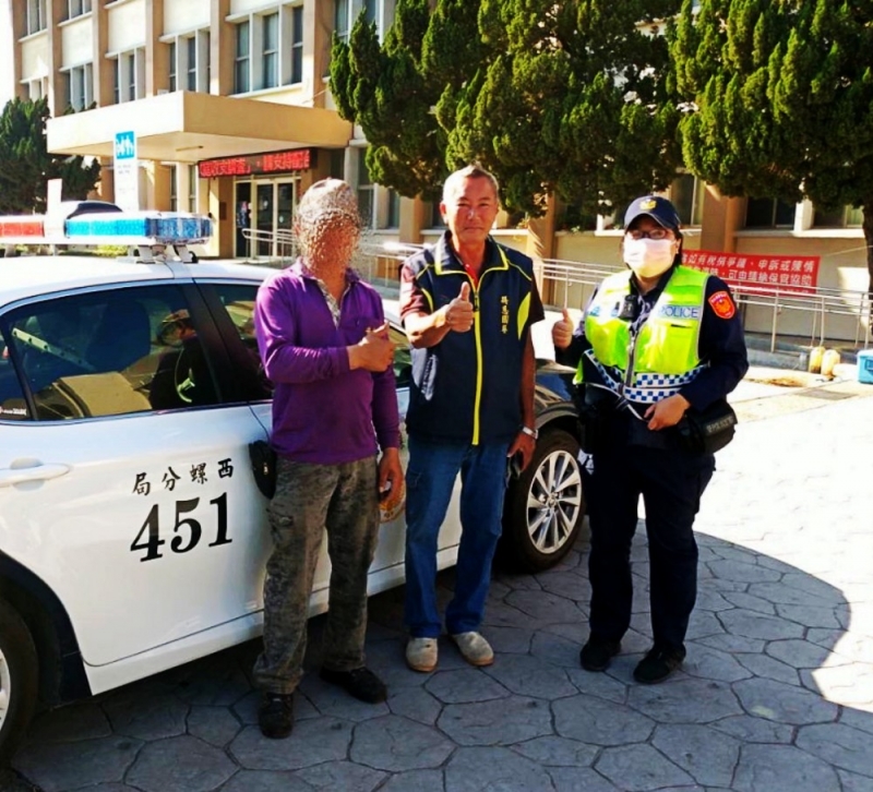民車輪卡水溝動彈不得 二崙警會同義警救援