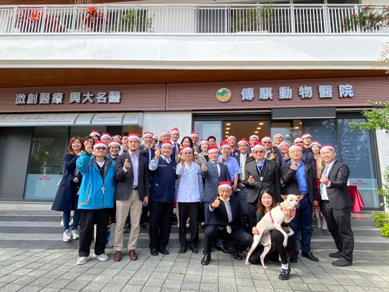動物醫院周年慶辦義診 來賓簽名再捐飼料助浪犬