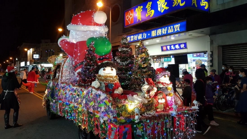 馬公市立幼兒園舉行聖誕踩街活動擠滿了人潮