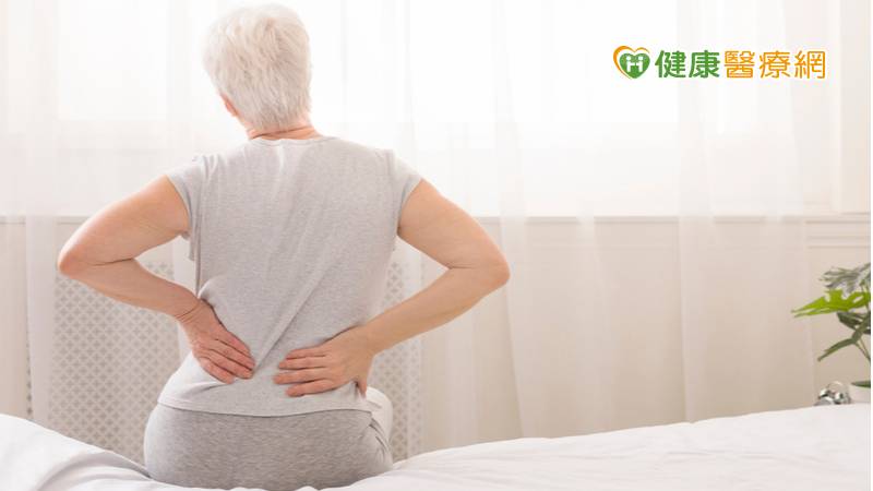 六旬婦開門竟骨折 醫曝:「骨質疏鬆」惹禍