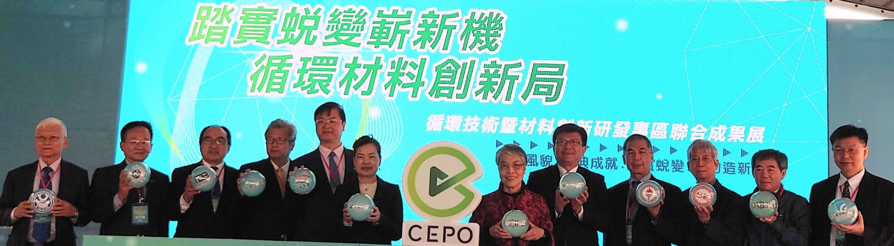 可能是 12 個人和大家站著的圖像