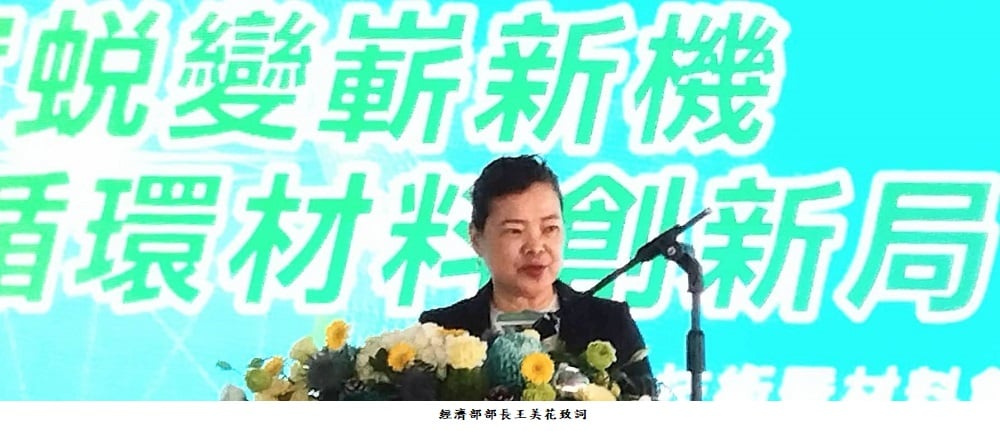 可能是 1 人、站立和文字的圖像