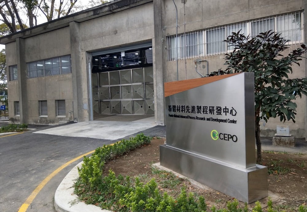 可能是戶外和顯示的文字是「材料先進製程研發中心 C ccepo CEPO 」的圖像