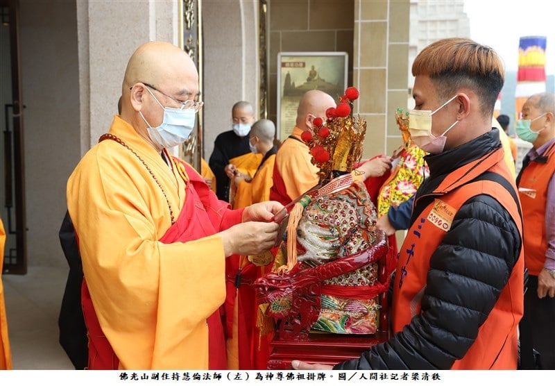 可能是 3 個人和大家站著的圖像