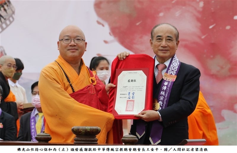 可能是 5 個人和大家站著的圖像