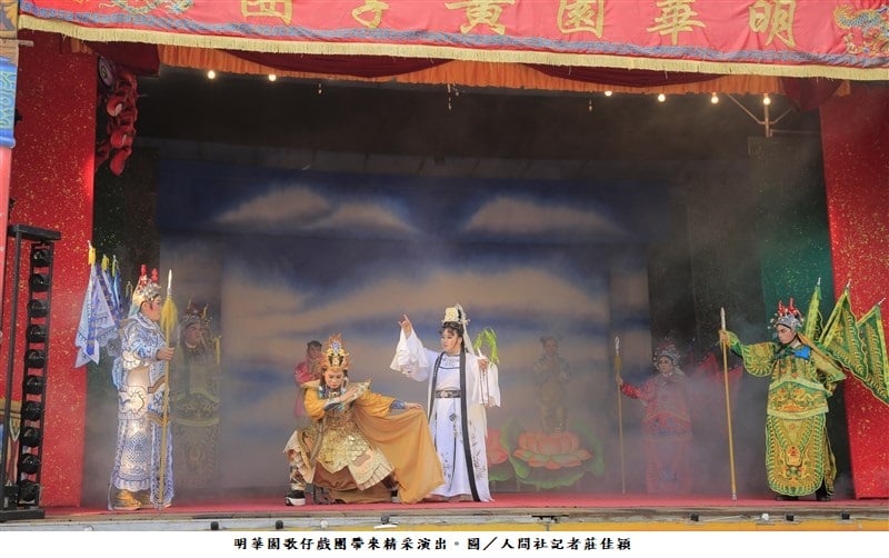 可能是 2 個人和大家站著的圖像