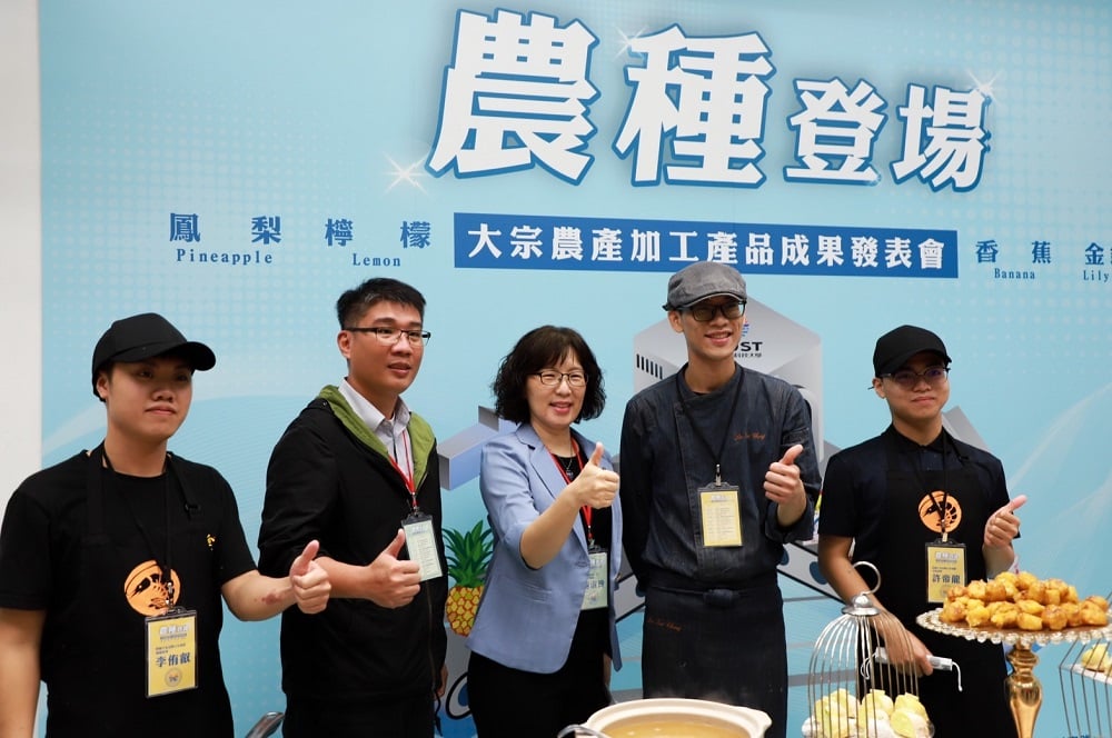 可能是 5 個人和大家站著的圖像