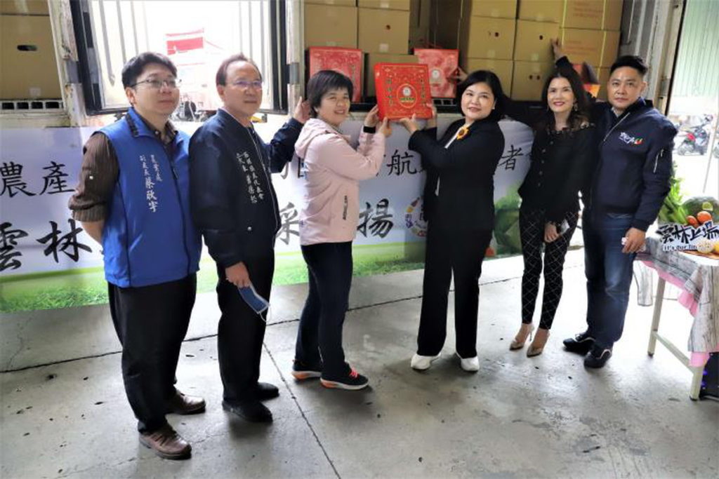 張縣長等人將茂谷柑禮盒放進貨櫃,象徵為17噸雲林外銷蔬果封櫃。
