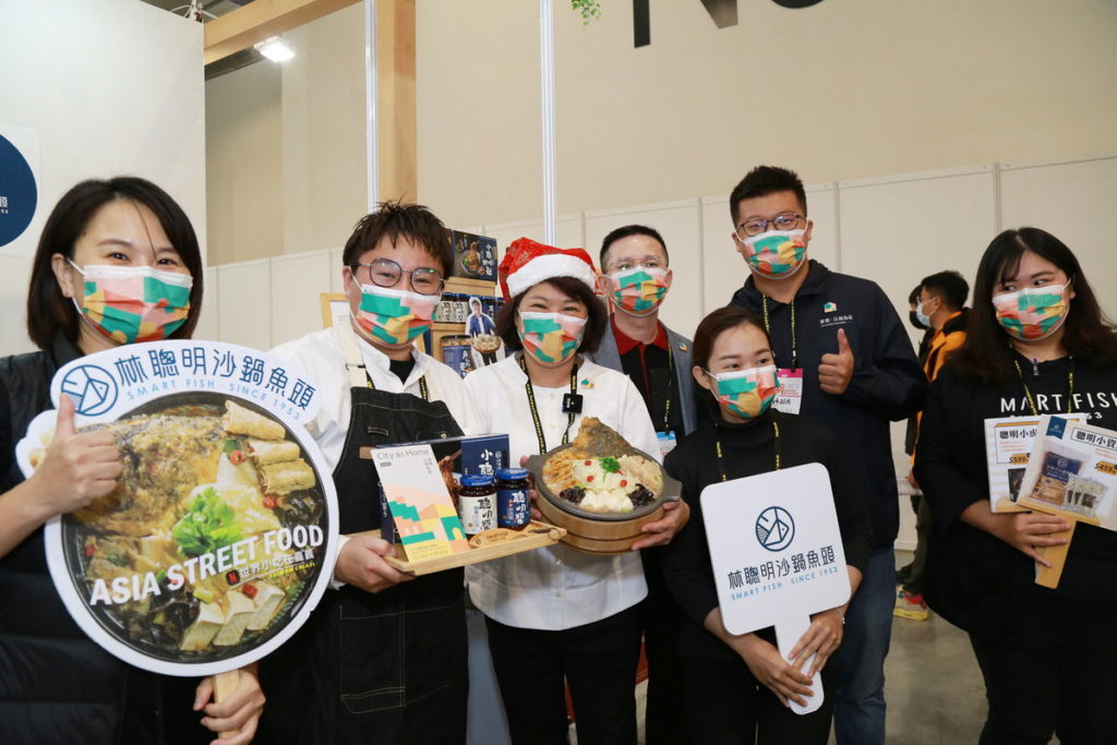 市長與林聰明沙鍋魚頭業者合照
