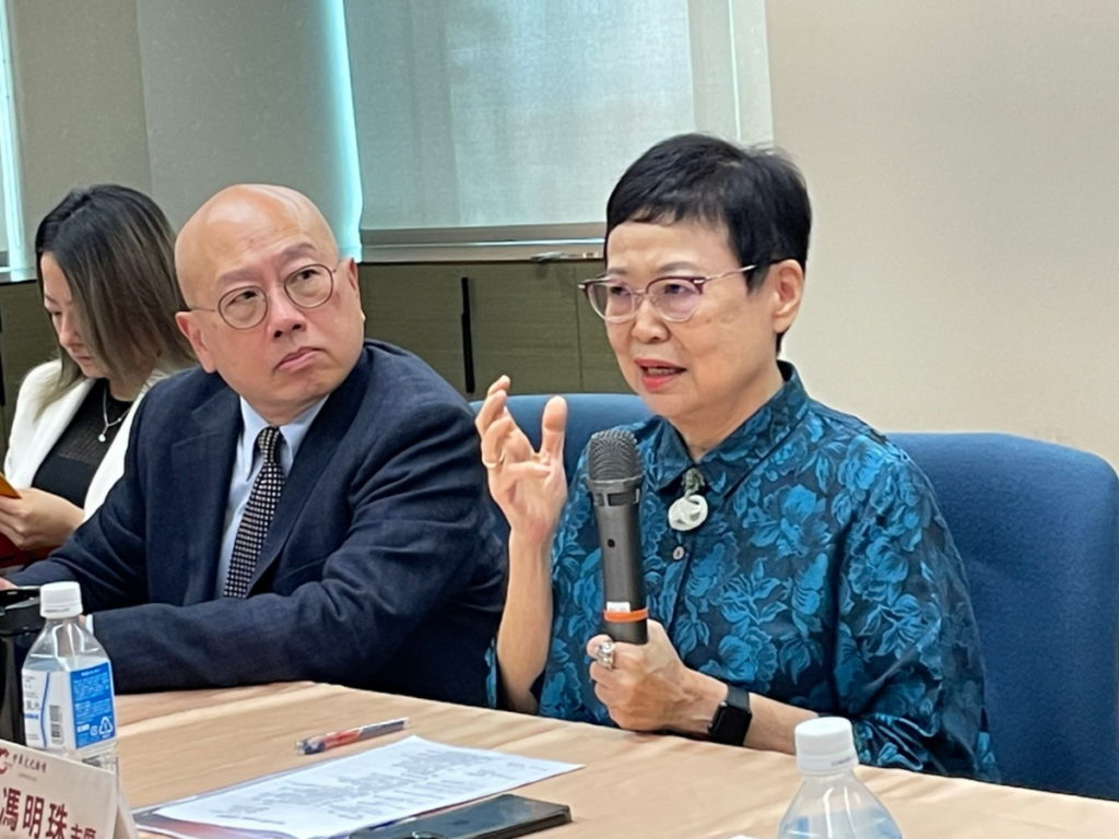 台北會場由故宮前院長馮明珠(右)出任主席,前新北市文化局長李斌擔任主持人。