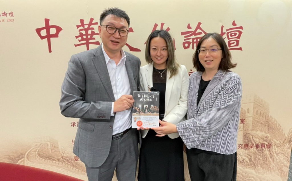 國學文化藝術基金會董事長張家獻(左)及星之國際董事長許若薇(右)熱情邀約寶吉祥集團總裁特助顏聖儀(中)參與影視青春劇的製作。
