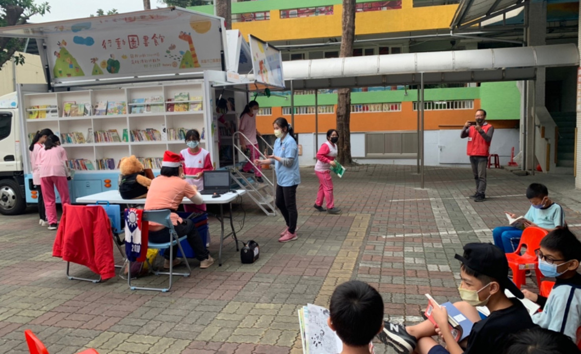 小港區青山國小70週年校慶 市圖小港分館扮演聖誕老公公,開著有翅膀的行動書車到校與師生家長同樂