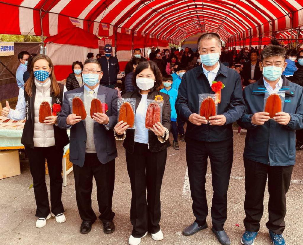 張麗善縣長等人拿烏金拍照