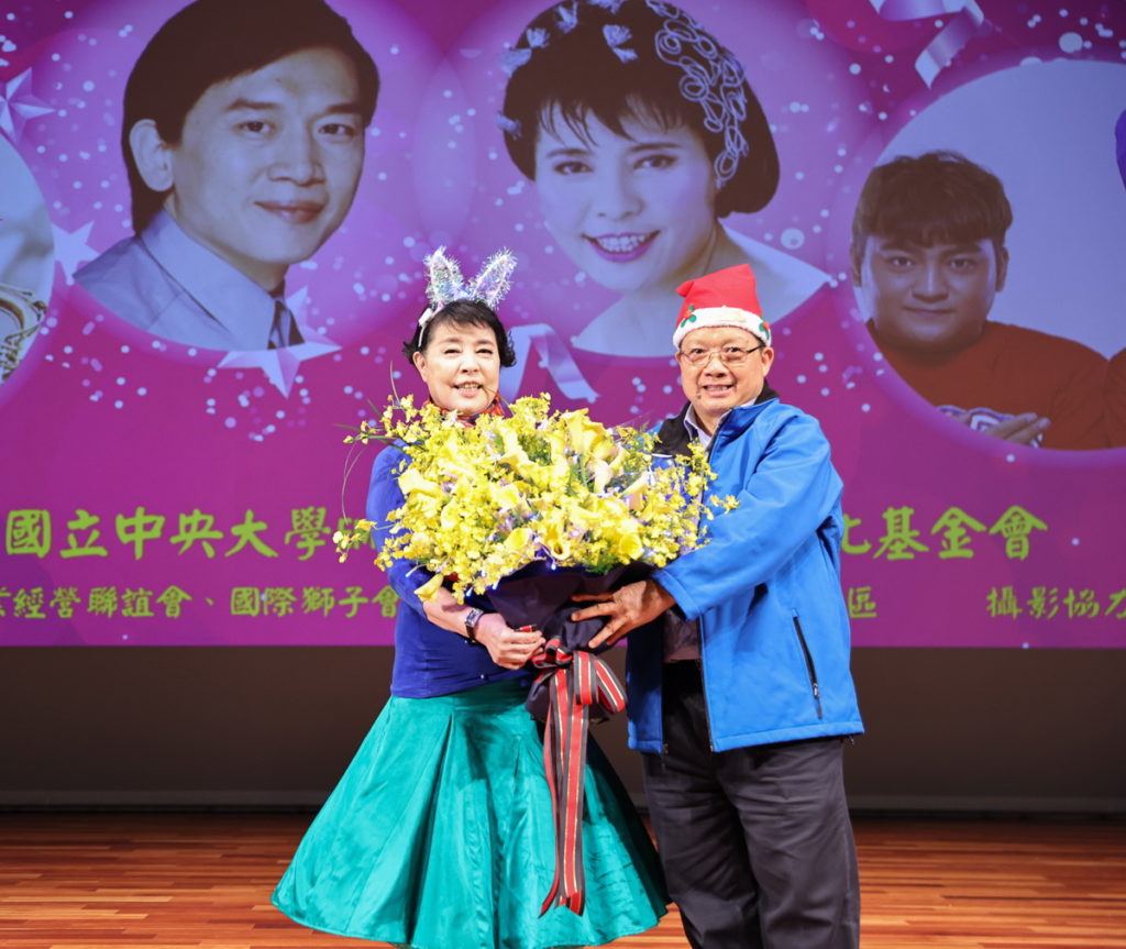 億光電子葉寅夫董事長獻花給簡文秀教授