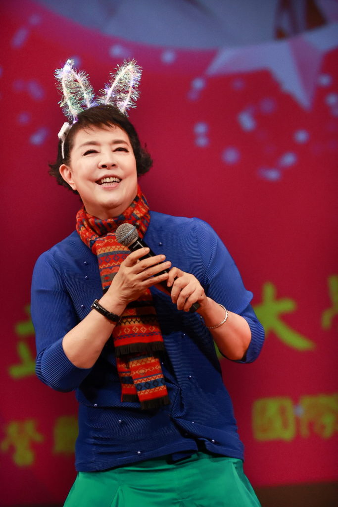 簡文秀教授獻唱奇異恩典祈福