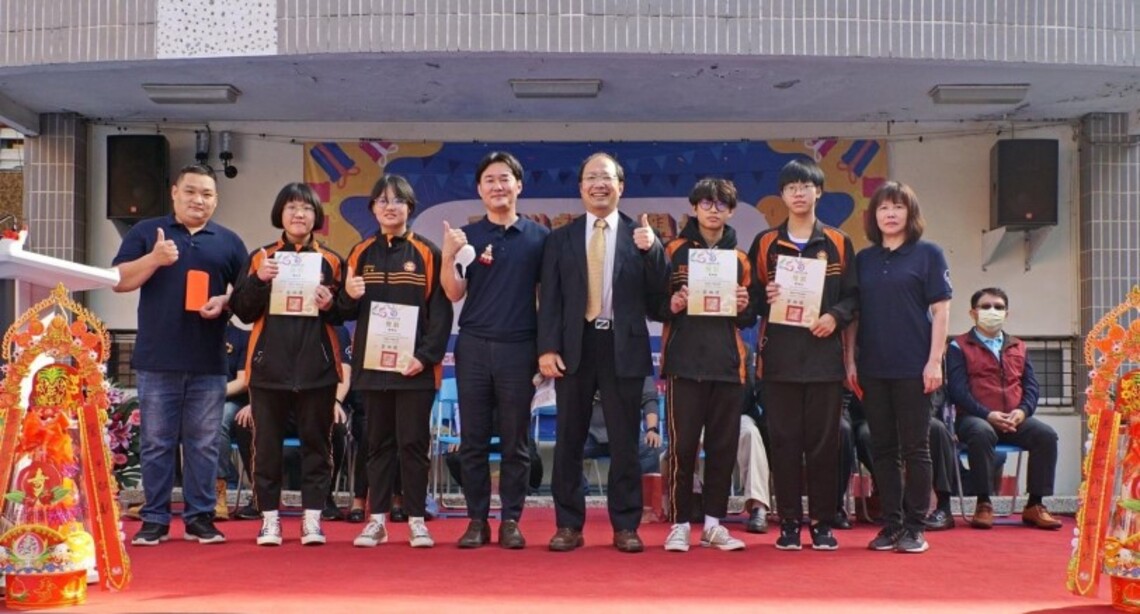 亞洲餐旅65週年校慶 校友回娘家設攤 創意上菜祝壽宴 多元展能聖誕同慶 深獲學生及家長喜愛