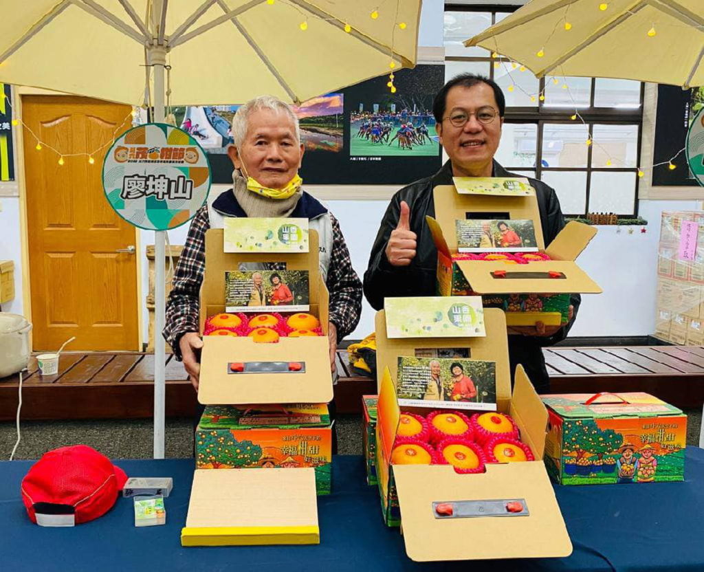 農業處長吳芳銘與果農廖坤山