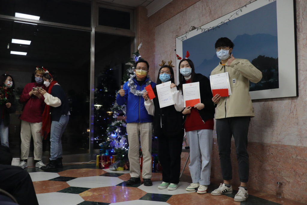 淡江大學西班牙語文學系舉辦跨年吞葡萄活動,祈願新一年獲得滿滿好運。 (相片提供:淡江大學)