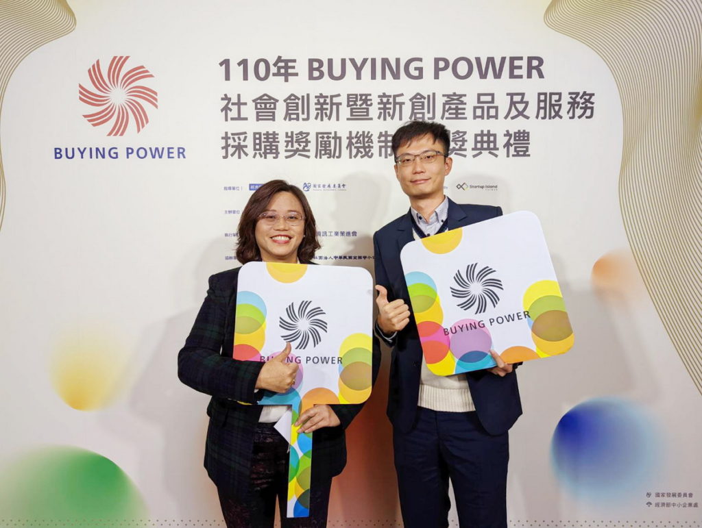 慈心有機農業發展基金會種樹總監程禮怡(左)與種樹專員李觀漢(右)感謝各界支持種樹造林行動