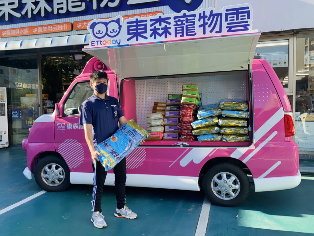 ▲東森寵物雲捐助糧食給流浪動物收容所。(圖/記者何睿宜攝)