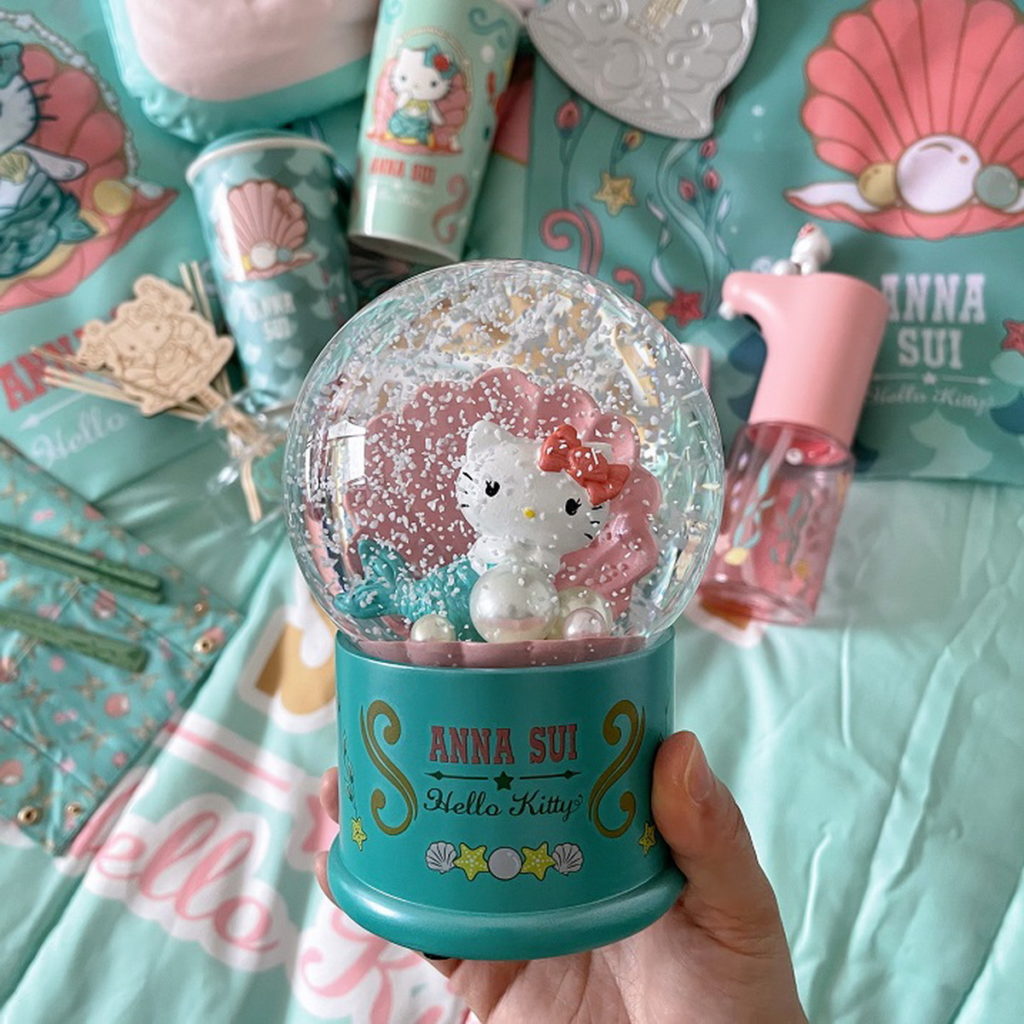 7-ELEVEN全店集點自1月1日起展開「ANNA SUI HELLO KITTY 新風格時尚集點送」活動,美人魚造型公仔水晶球音樂盒超欠收