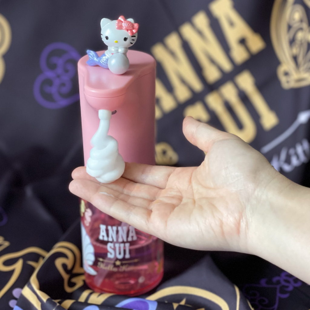 7-ELEVEN推「ANNA SUI HELLO KITTY 新風格時尚集點送」,「感應式泡泡洗手機」則有夢幻粉紅的HELLO KITTY美人...