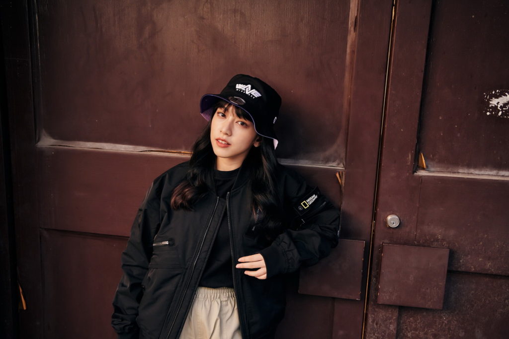 「New Era x Garena傳說對決」聯名漁夫帽款在帽高設計羅馬數字 V 代表五週年慶典,Wave字樣則象徵潮流、浪潮意涵。
