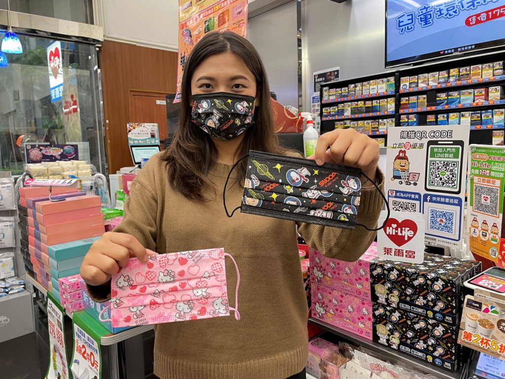 萊爾富超商獨家推出Snoopy & Hello Kitty溫感變色防護口罩(非醫療口罩),跨年一起High