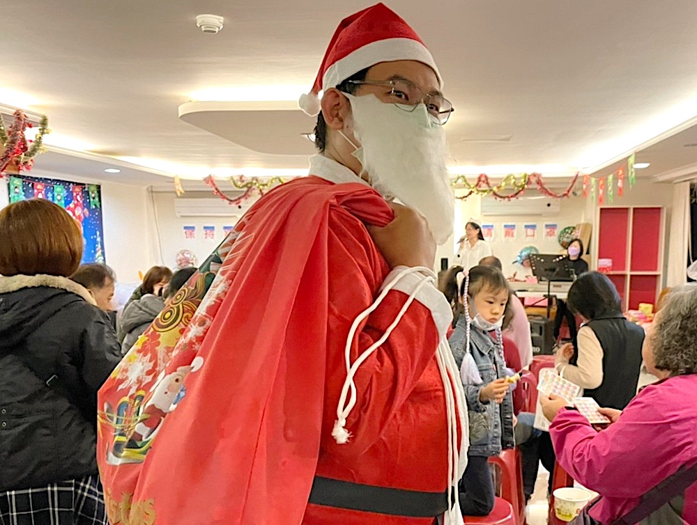 社區公益跳蚤市集慶聖誕 永慶房屋變身聖誕老人送驚喜 64 122709